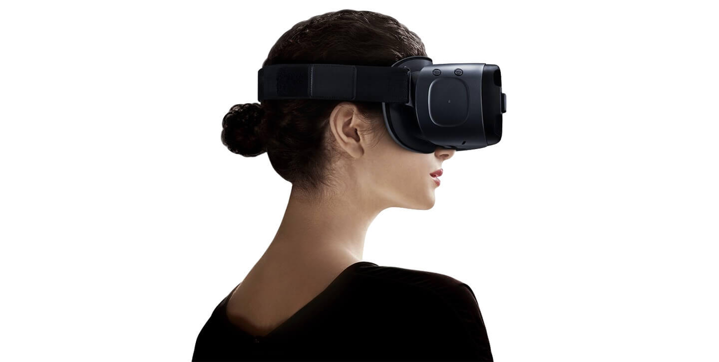 Pessoa usando os óculos de Realidade Virtual